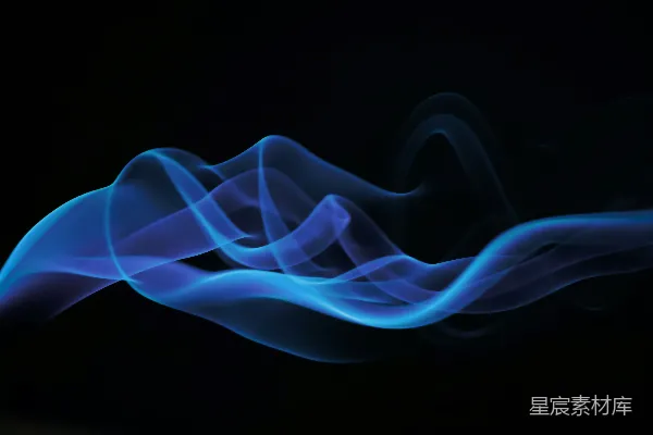 高清摄影 一张模糊的蓝烟照片，背景是黑色的。