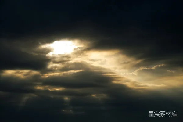 高清摄影 天空中太阳透过云层照耀着阳光