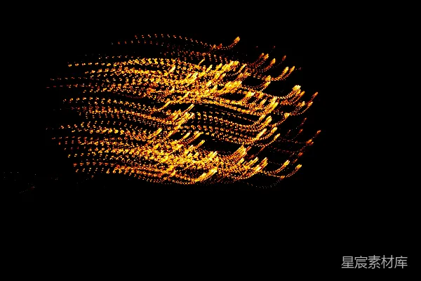 高清摄影 一张模糊的黑底照片，上面有黄色的灯光。