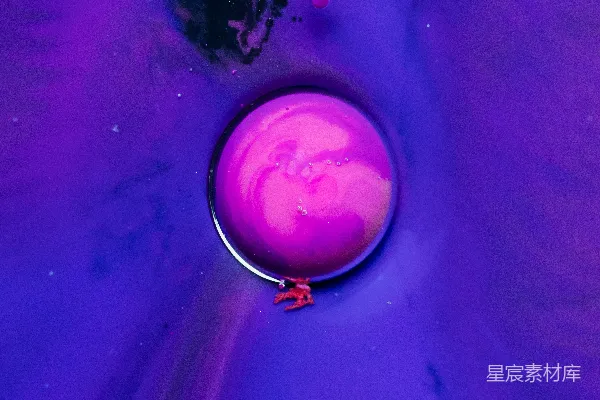 高清摄影 蓝色水面上的紫色水滴
