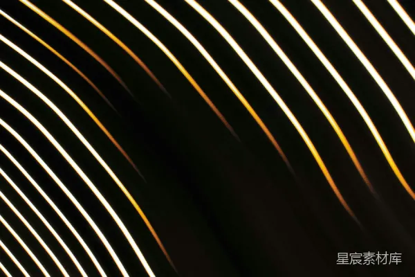 高清摄影 抽象的金色波浪线在暗色背景上。