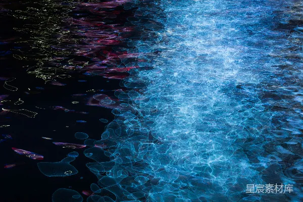 高清摄影 蓝紫色的光在水面上的特写照片