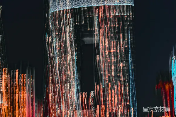 高清摄影 城市夜景中长时间曝光的灯光和建筑物。