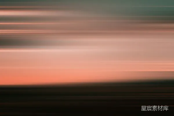 高清摄影 一张模糊的照片，显示一架飞机在天空中飞行。