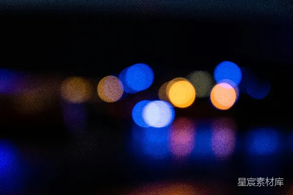 高清摄影 一张夜晚城市街道的模糊照片