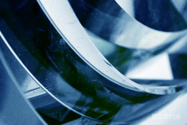 高清摄影 一个金属物体的特写，背景中有一个钟表。