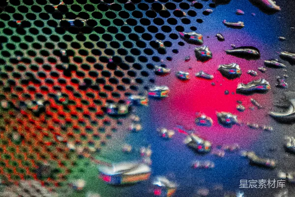 高清摄影 在有纹理的表面上，有彩色的光点。