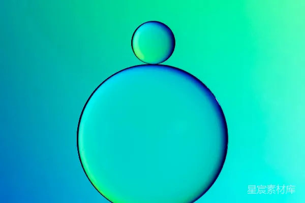 高清摄影 一滴水在蓝色和绿色的背景下