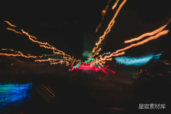 高清摄影 一张夜晚城市街道的模糊照片