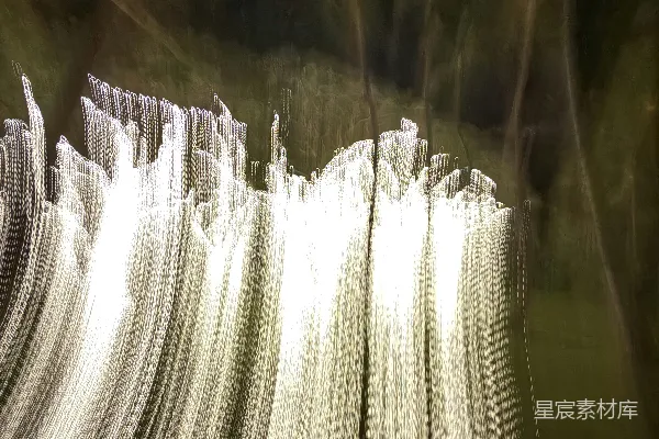 高清摄影 动态的白色光线条纹形成了一种抽象图案。
