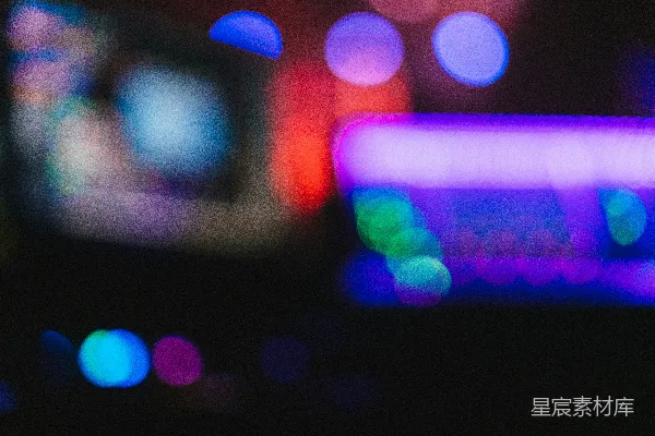 高清摄影 一张模糊的电视屏幕照片，背景有灯光。