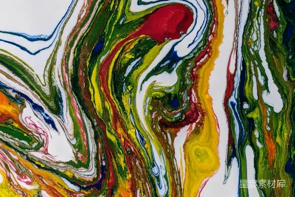 高清摄影 一幅由多彩线条构成的抽象画作，背景为白色。