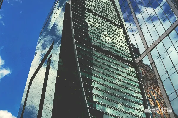 高清摄影 白天，蓝白云层下的黑色玻璃外墙高层建筑
