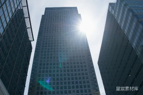 高清摄影 阳光在城市建筑中的一座高楼大厦上反射。