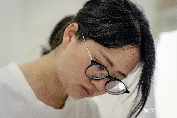 高清摄影 穿着白色圆领衬衫并戴着银框眼镜的女人