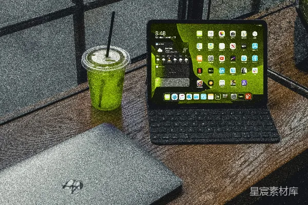 高清摄影 MacBook Pro 放在棕色木桌旁的绿色塑料杯旁边
