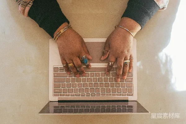 高清摄影 戴银戒指的人使用Surface设备