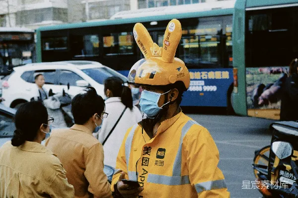 高清摄影 穿着黄白制服的人在白天骑摩托车