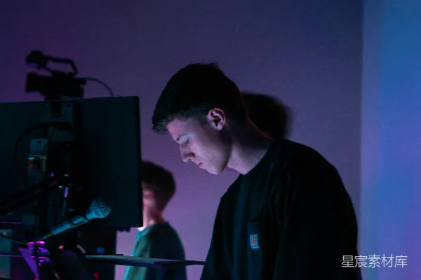 高清摄影 穿白色衬衫的男人站在穿黑色衬衫的男人旁边。