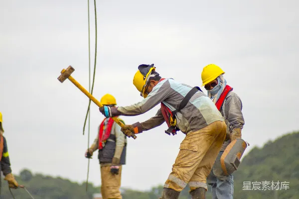 高清摄影 建筑工人们手里拿着锤子