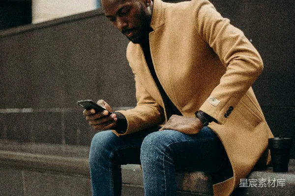 高清摄影 坐着的男人使用智能手机