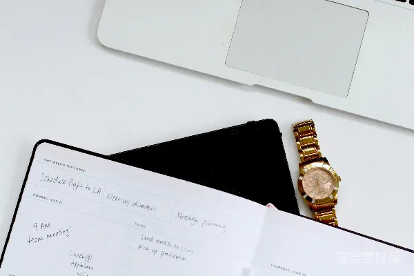 高清摄影 白色的书在Macbook Pro笔记本电脑旁边