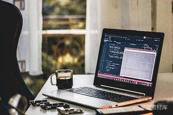 高清摄影 MacBook Pro 放在白色的桌子上