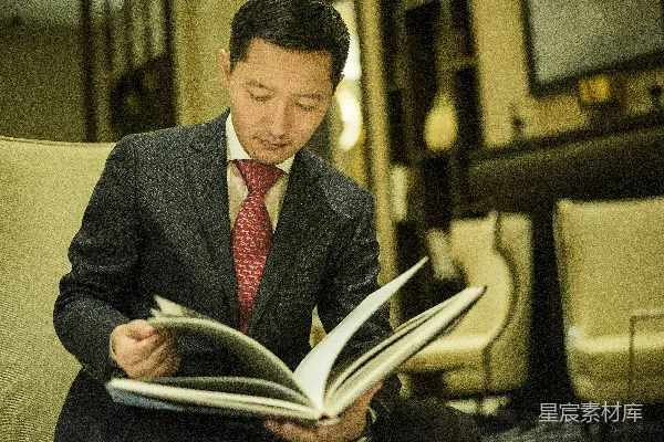高清摄影 穿黑色西装的男人在看书