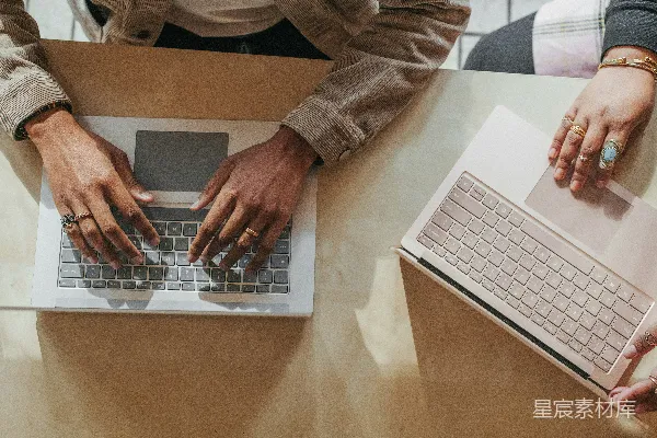 高清摄影 穿棕色长袖衬衫的人使用银色Surface设备