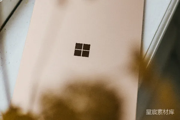 高清摄影 带有砂岩色表面的Surface Laptop放在窗台上