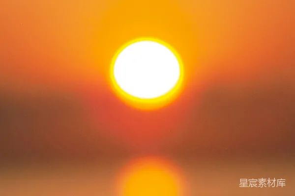 高清摄影 太阳 Setting 在海洋上的模糊照片
