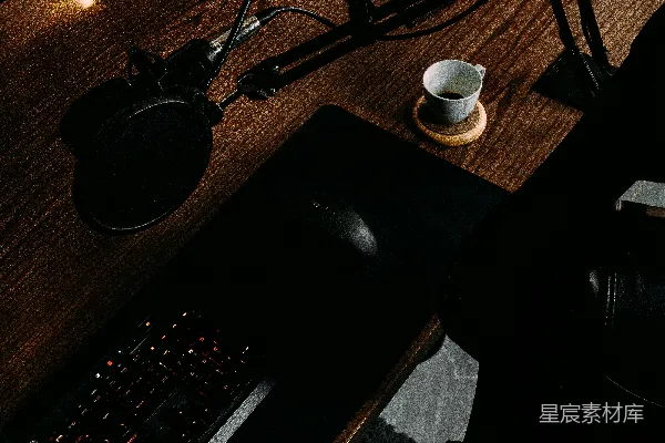 高清摄影 黑色耳机放在黑色电脑桌上