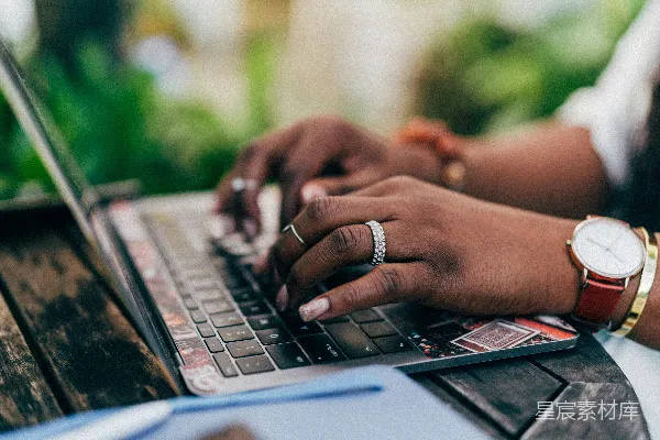 高清摄影 戴银戒指的人使用MacBook Pro