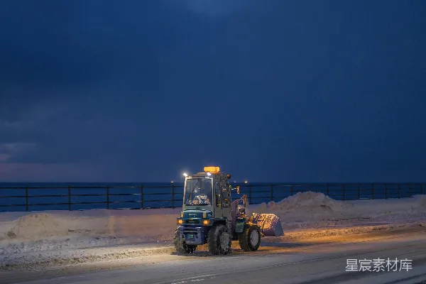 高清摄影 一台拖拉机在积雪覆盖的道路上行驶