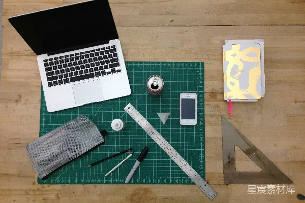 高清摄影 平板拍摄，展示MacBook、尺子和罐子。
