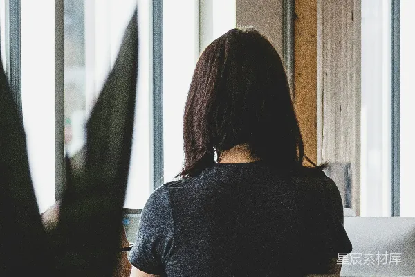 高清摄影 穿着灰色衬衫的女人站在窗户附近