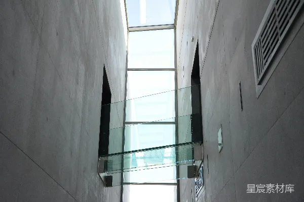 高清摄影 房间里透明玻璃的展示柜