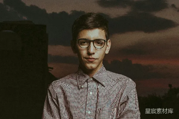 高清摄影 穿白色和蓝色格子条纹衬衫并戴黑色边框眼镜的男人