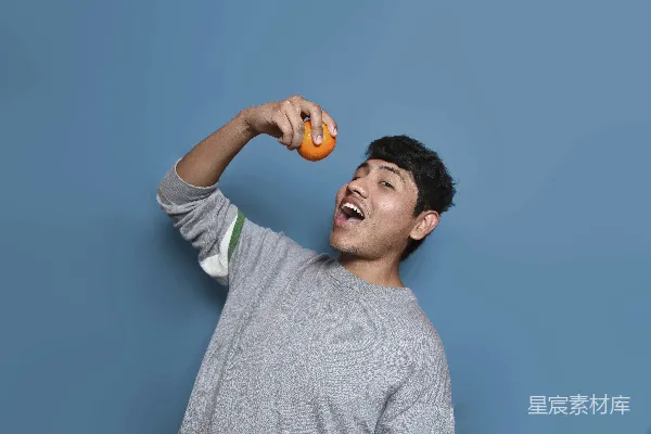 高清摄影 一个准备吃橙子的男人