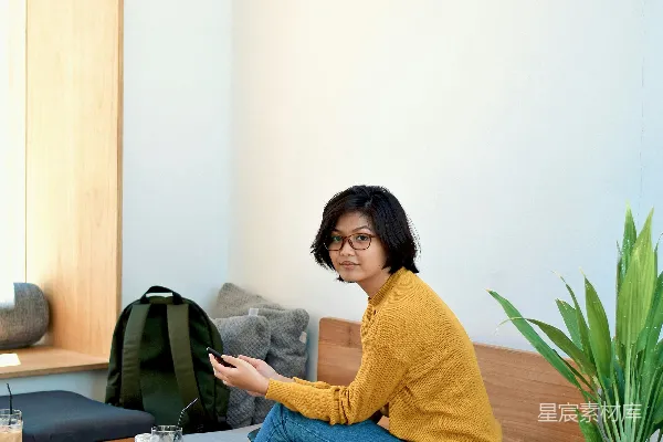 高清摄影 坐在灰色长凳上，双腿交叉的女人
