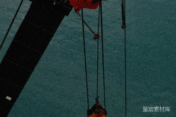 高清摄影 一艘停泊在水体中的船，船上有一台起重机。