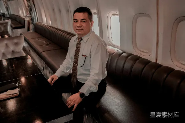 高清摄影 一个穿着白色衬衫和领带的男人坐在长椅上。