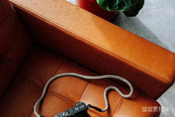高清摄影 一个遥控器放在棕色沙发上。