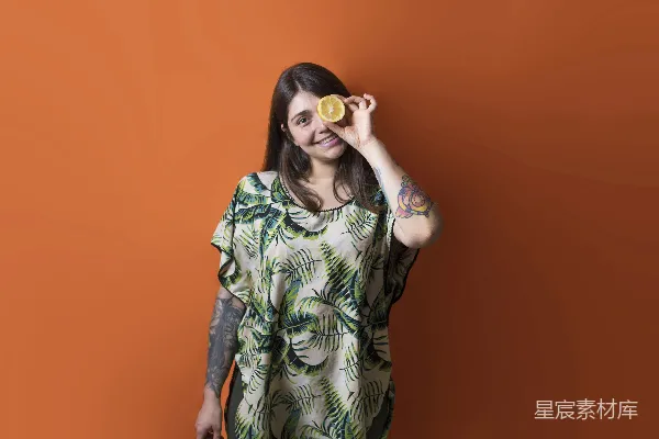 高清摄影 女人把切好的柠檬片放在眼睛上