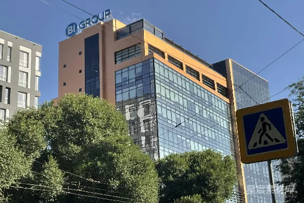 高清摄影 一座前面有标志的建筑