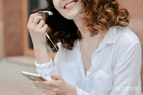 高清摄影 穿白色衬衫的女人拿着智能手机