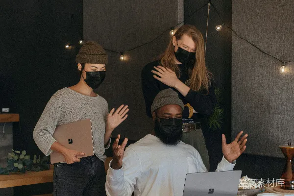 高清摄影 三名戴着口罩的同事正在办公室里进行视频通话与某人交谈。