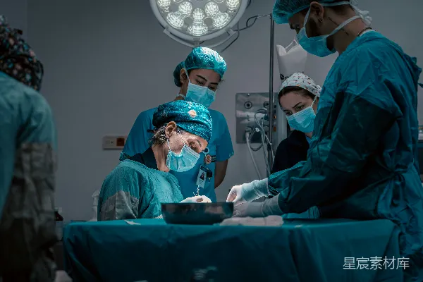 高清摄影 一组医生正在为病人进行手术。