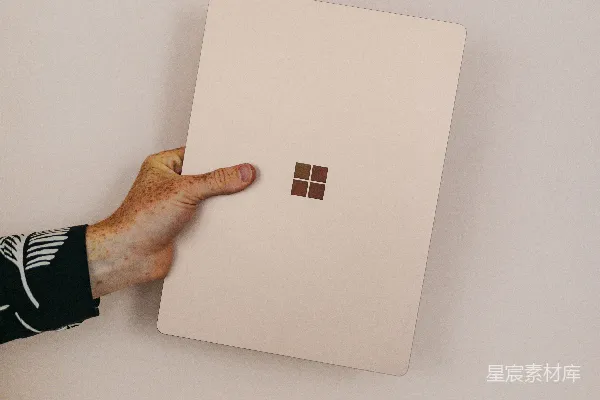 高清摄影 拿着砂岩的Microsoft Surface笔记本电脑
