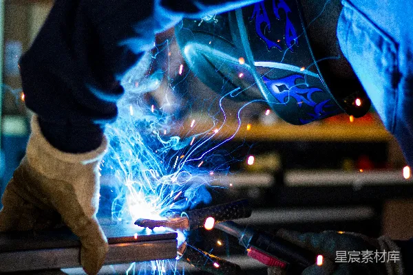 高清摄影 拿着灰色钢架的男人